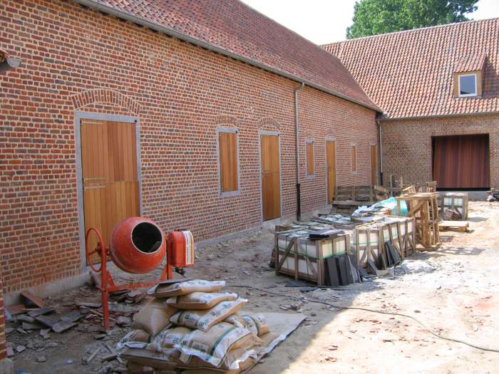 Paardenstal met houtel luiken (ramen en deuren)