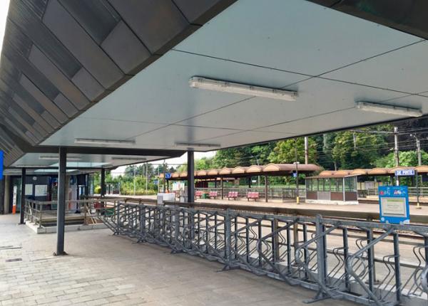 Trespa plafondbekleding - treinstation De Pinte