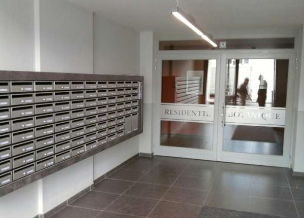 Inkomdeur en omkasting van brievenbussen (inkomhal appartement)